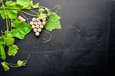 Üzüm cinayet sebebi. Şarap ve üzüm yaprakları mantar. Üstten Görünüm. Boş alan.