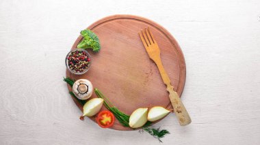 Mutfak plaka sebze ve baharatlar ile. Üstten Görünüm. Boş alan.