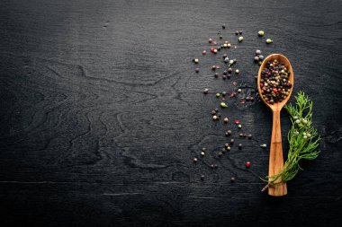 Güzel kokulu baharatlar kümesi. Siyah ve kırmızı biber, kişniş, kırmızı biber karışımı. Ahşap arka plan üzerinde. Üstten Görünüm. Boş alan.