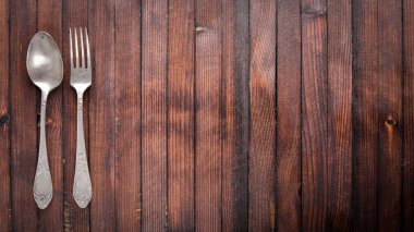 Eski çatal bıçak takımı. Ahşap arka plan üzerinde. Üstten Görünüm.