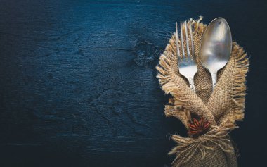 Çatal, kaşık ve çatal ahşap arka plan üzerinde eski kumaş. Üstten Görünüm. Boş alan.