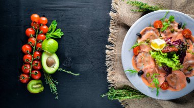 Carpaccio balık, sebze, peynir, baharatlar, ahşap arka plan için. Üstten Görünüm. Boş alan.