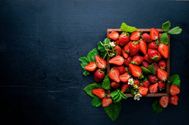 Taze çilek. Sağlıklı gıda. Ahşap arka plan üzerinde. Üstten Görünüm. Boş alan.