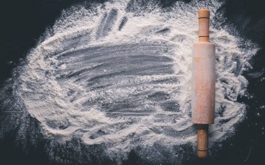 PIN ve beyaz un karanlık bir arka plan üzerinde haddeleme. Metin için özgür yer. Üstten Görünüm.