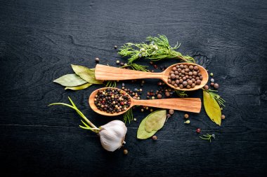 Güzel kokulu baharatlar kümesi. Siyah ve kırmızı biber, kişniş, kırmızı biber karışımı. Ahşap arka plan üzerinde. Üstten Görünüm. Boş alan.