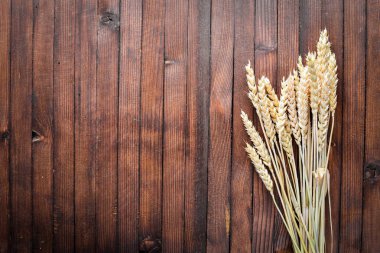 Buğday, yulaf, darı, arpa. Ahşap arka plan üzerinde. Üstten Görünüm.