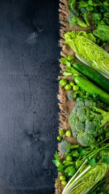 Kara taş üzerine yerleştirilmiş taze yeşil sebze topluluğu