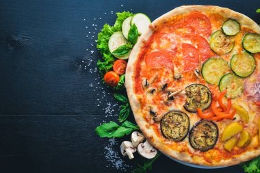 Pizza Mozzarella peyniri ve sebze. Ahşap bir arka plan üzerinde. Üstten Görünüm. Metniniz için boş alan.