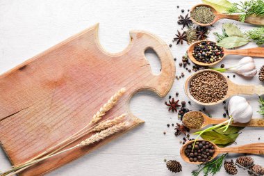 Güzel kokulu baharatlar kümesi. Siyah ve kırmızı biber, kişniş, kırmızı biber karışımı. Ahşap arka plan üzerinde. Üstten Görünüm. Boş alan.