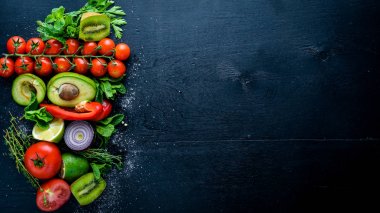 Çeşitli sebze ve kiraz domates ahşap arka plan üzerinde. Üstten Görünüm. Boş alan.