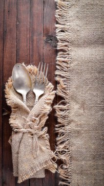 Eski çatal bıçak takımı. Ahşap arka plan üzerinde. Üstten Görünüm.