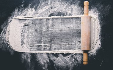 PIN ve beyaz un karanlık bir arka plan üzerinde haddeleme. Metin için özgür yer. Üstten Görünüm.