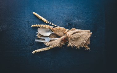 Çatal, kaşık ve çatal ahşap arka plan üzerinde eski kumaş. Üstten Görünüm. Boş alan.