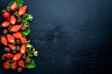 Taze çilek ve çikolata. Sağlıklı gıda. Ahşap arka plan üzerinde. Üstten Görünüm. Boş alan.