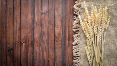Buğday, yulaf, darı, arpa. Ahşap arka plan üzerinde. Üstten Görünüm.
