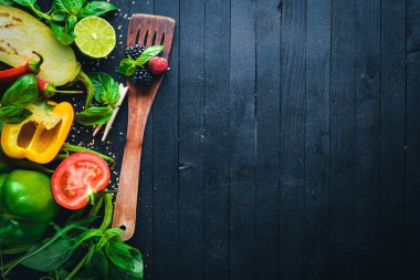 Taze sebze. Yemek pişirmek için hazırlanıyor. Siyah ahşap arka plan üzerinde. Üstten Görünüm. Metin için boş alan.