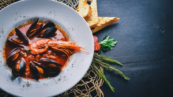 Midye ve kaplan karides domates soslu. Geleneksel İtalyan yemekleri. Ahşap bir arka plan üzerinde. Üstten Görünüm. Metniniz için boş alan.