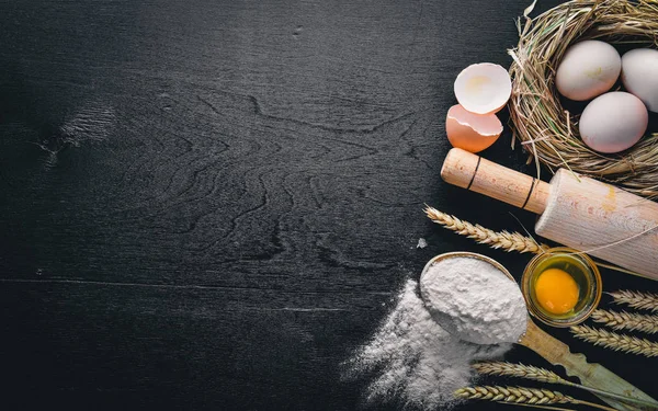 Pişirme için hazırlık. Bir oklava ile yumurta. Taş masanın üstünde. Metin için özgür yer. Üstten Görünüm.