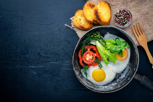 Otlar, kızarmış yumurta ekmek ve sebze bir tavada tost. Üstten Görünüm. Boş alan.