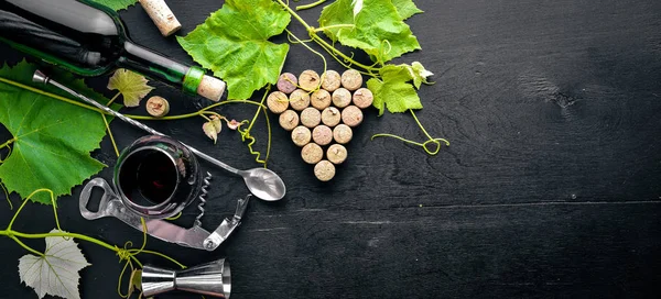 Üzüm cinayet sebebi. Bir şişe, bir bardak şarap ve üzüm yaprakları. Üstten Görünüm. Boş alan.