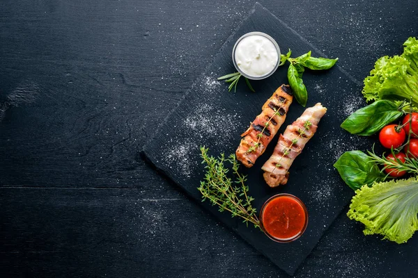 Rulo tavuk fileto ve pastırma. Ahşap bir arka plan üzerinde. En iyi bir daha gözden geçirme. Boş alan.