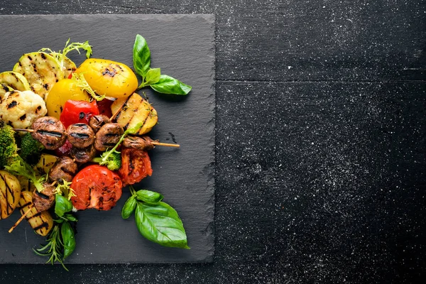 Grillezett zöldségekkel. A fából készült háttér. Top felülvizsgálata. Szabad hely. — Stock Fotó