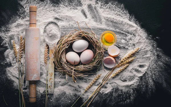 Pişirme için hazırlık. Bir oklava ile yumurta. Taş masanın üstünde. Metin için özgür yer. Üstten Görünüm.