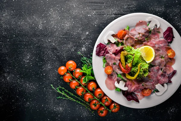 Carpaccio sığır eti, sebze, peynir, baharatlar, ahşap arka plan için. Üstten Görünüm. Boş alan