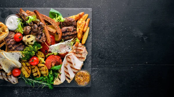 Çeşitli et ve soğuk meze. Ukrayna stili. Ahşap bir arka plan üzerinde. En iyi bir daha gözden geçirme. Boş alan.