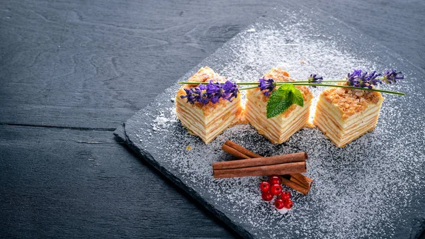 Taze çilek ile katmanlı pasta. Ahşap bir arka plan üzerinde. En iyi bir daha gözden geçirme. Boş alan.