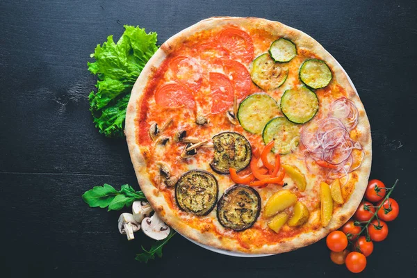 Pizza Mozzarella peyniri ve sebze. Ahşap bir arka plan üzerinde. Üstten Görünüm. Metniniz için boş alan.