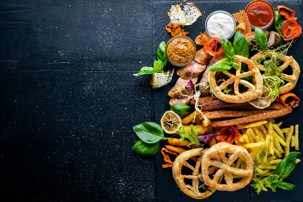 Çeşitli et ve soğuk meze. Ukrayna stili. Ahşap bir arka plan üzerinde. En iyi bir daha gözden geçirme. Boş alan.