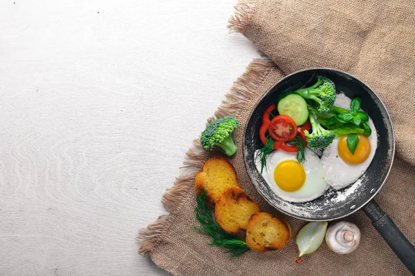 Otlar, kızarmış yumurta ekmek ve sebze bir tavada tost. Üstten Görünüm. Boş alan.