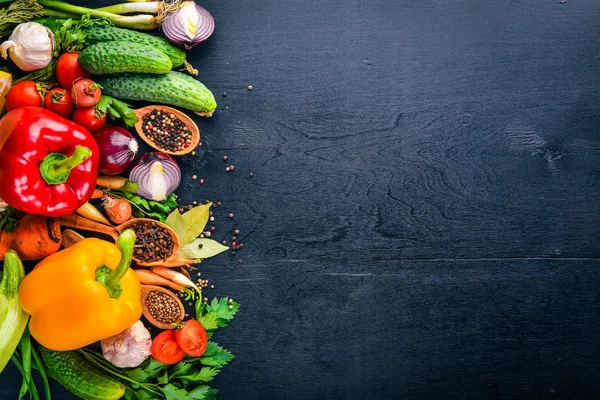 Organik gıda çerçevesinde. Taze çiğ sebze ve baharat. Ahşap tahta.
