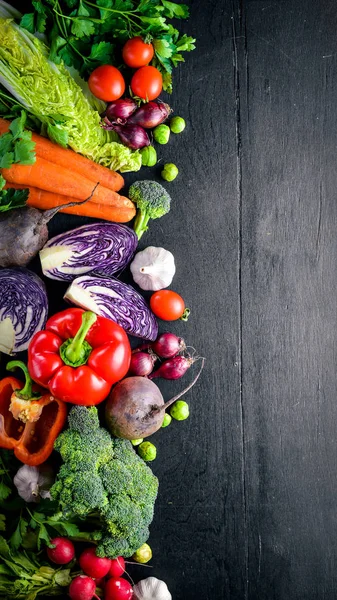 Gran juego de alimentos orgánicos. Verduras frescas crudas. En una pizarra negra . — Foto de Stock