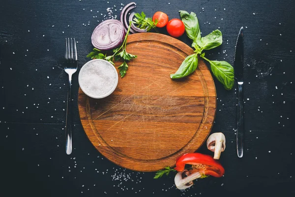 Ahşap köpük taze sebze ve baharatlar ile. Yemek pişirmek için hazırlanıyor. Bir siyah ahşap yüzeye. Metniniz için boş alan. Üstten Görünüm.