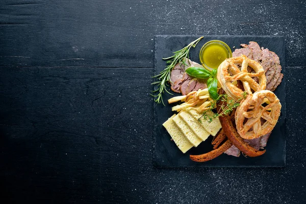 Çeşitli et ve soğuk meze. Ukrayna stili. Ahşap bir arka plan üzerinde. En iyi bir daha gözden geçirme. Boş alan.