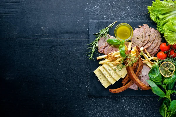 Çeşitli et ve soğuk meze. Ukrayna stili. Ahşap bir arka plan üzerinde. En iyi bir daha gözden geçirme. Boş alan.