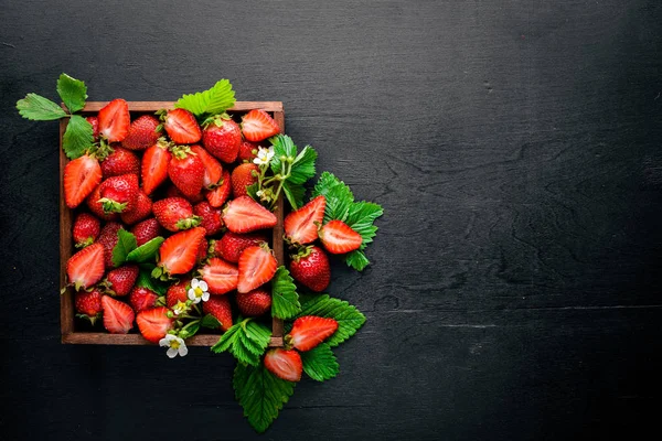 Taze çilek. Sağlıklı gıda. Ahşap arka plan üzerinde. Üstten Görünüm. Boş alan.