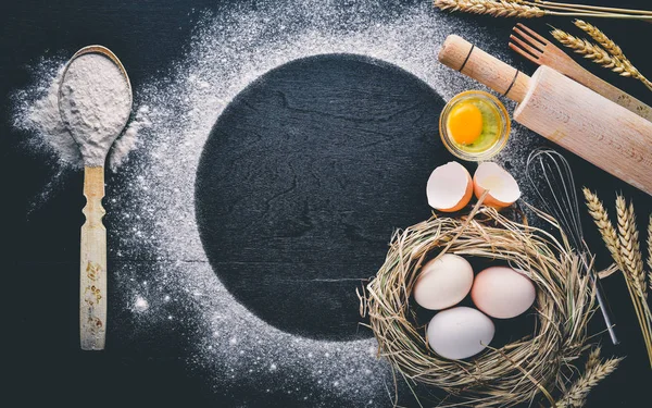 Pişirme için hazırlık. Bir oklava ile yumurta. Taş masanın üstünde. Metin için özgür yer. Üstten Görünüm.