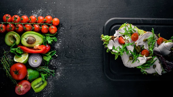 Bruschetta taze sebze ve tavuk. Ahşap arka plan üzerinde. Üstten Görünüm. Boş alan.