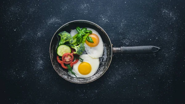 Sahanda yumurta ile bir tavada sebze ve otlar. Üstten Görünüm. Boş alan.