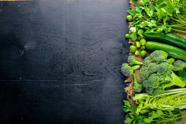 Kara taş üzerine yerleştirilmiş taze yeşil sebze topluluğu