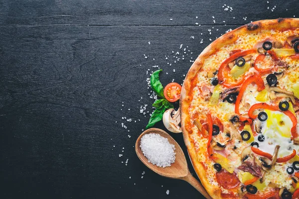Pizza med grönsaker. På en trä bakgrund. Ovanifrån. Fritt utrymme för din text. — Stockfoto