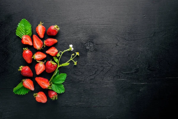 Taze çilek. Sağlıklı gıda. Ahşap arka plan üzerinde. Üstten Görünüm. Boş alan.