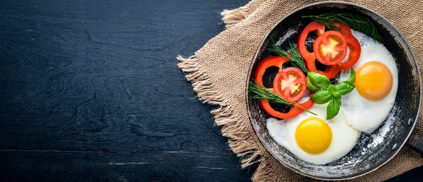 Sahanda yumurta ile bir tavada sebze ve otlar. Üstten Görünüm. Boş alan.