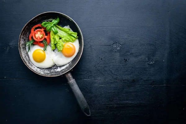 Sahanda yumurta ile bir tavada sebze ve otlar. Üstten Görünüm. Boş alan.