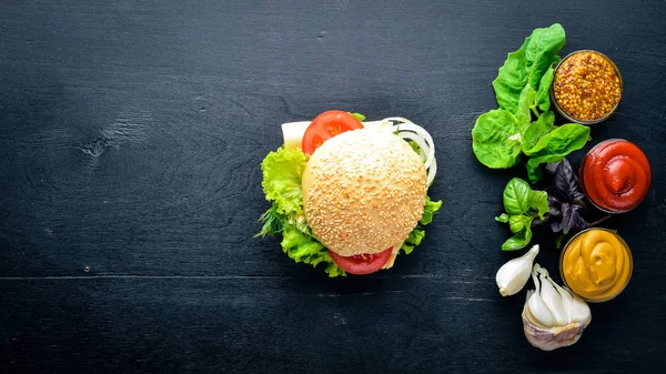 Гамбургер з сиром, м'ясом та зеленою цибулею на дерев'яному фоні. Вид зверху. Вільний простір . — стокове фото