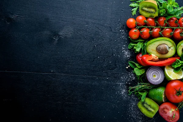 Çeşitli sebze ve kiraz domates ahşap arka plan üzerinde. Üstten Görünüm. Boş alan.