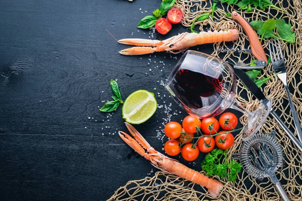 Deniz ürünleri ve bir kadeh şarap ahşap arka plan üzerinde. Üstten Görünüm. Metniniz için boş alan.